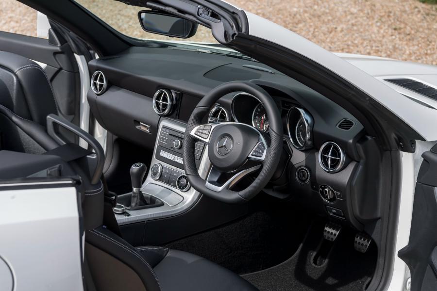 Интерьер Mercedes-Benz SLC180 AMG Line (R172) 2016 года  (UK) (фото 2 из 40)